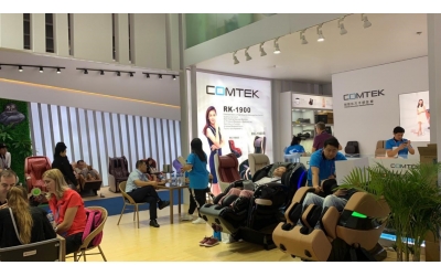 At the Canton Fair, Comtek still closely combined health and fashion.