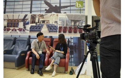 Rong Kang appeared at the Shanghai International Cultural Equipment Expo! A happ