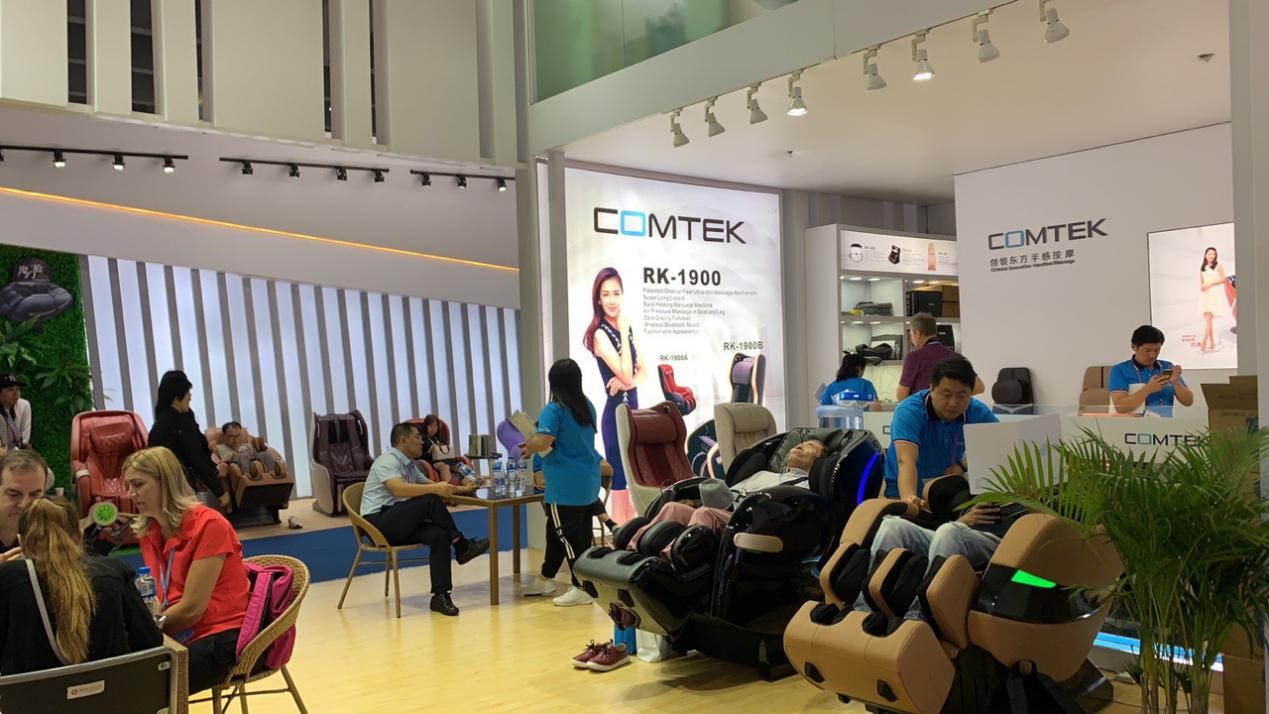 At the Canton Fair, Comtek still closely combined health and fashion.(图1)